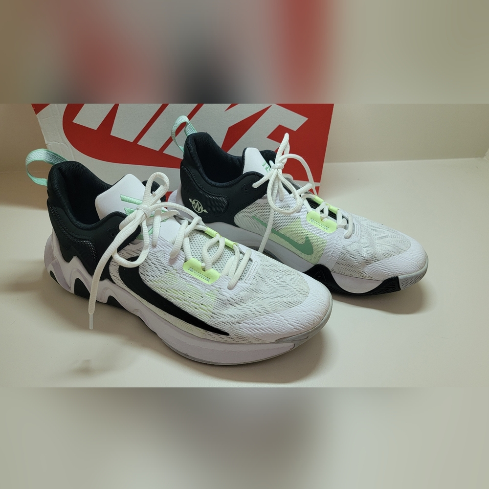 NEW Nike Giannis Basketball Shoes Mens 9.5